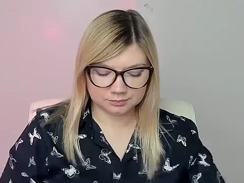 Snapshot of Lola_moree chatting on 10.12.25 Lola moree online show from 10.12.25