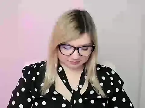 Snapshot of Lola_moree chatting on 10.15.25 Lola moree online show from 10.15.25