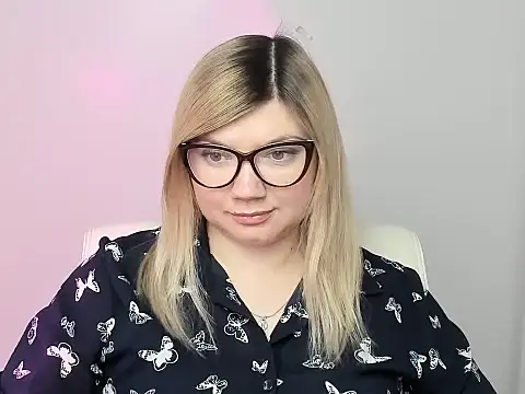 Snapshot of Lola_moree chatting on 10.17.25 Lola moree online show from 10.17.25