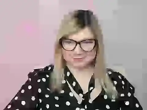 Snapshot of Lola_moree chatting on 10.18.25 Lola moree online show from 10.18.25