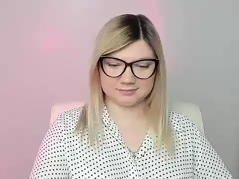Snapshot of Lola_moree chatting on 10.19.25 Lola moree online show from 10.19.25