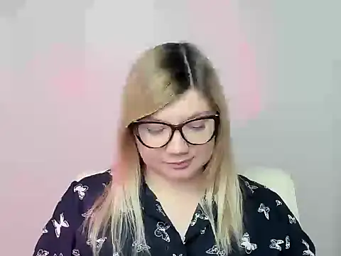 Snapshot of Lola_moree chatting on 10.20.25 Lola moree online show from 10.20.25