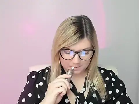 Snapshot of Lola_moree chatting on 10.22.25 Lola moree online show from 10.22.25