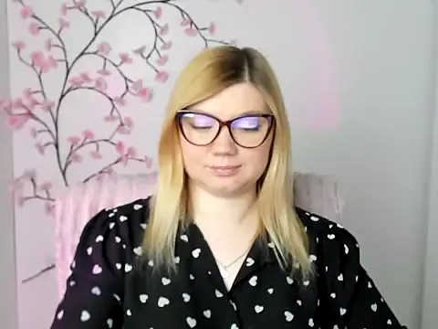 Snapshot of Lola_moree chatting on 05.15.26 Lola moree online show from 05.15.26