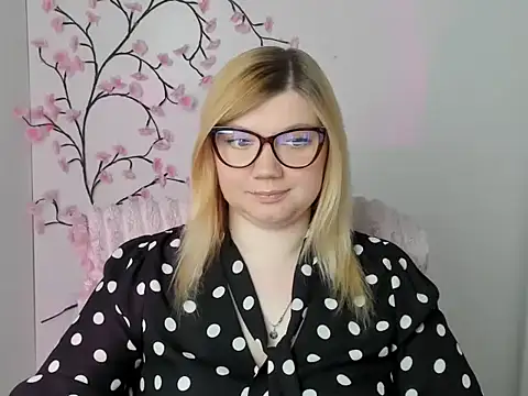 Snapshot of Lola_moree chatting on 05.17.26 Lola moree online show from 05.17.26