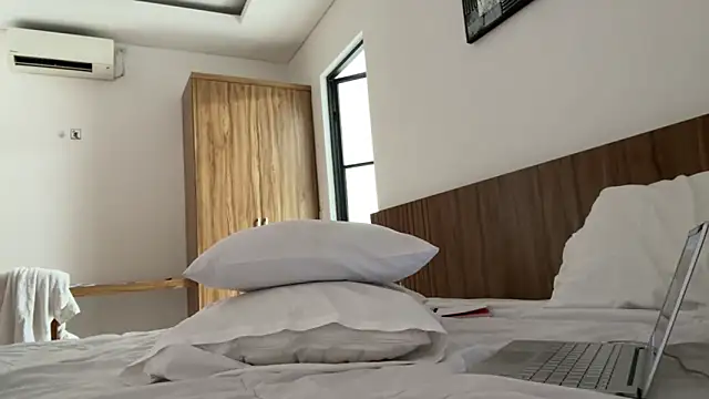 Snapshot of valure_lera chatting on 10.03.25 valure lera online show from 10.03.25