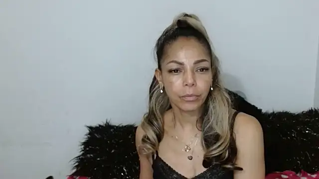 Lunasquirt1985 online show from 10.24.25