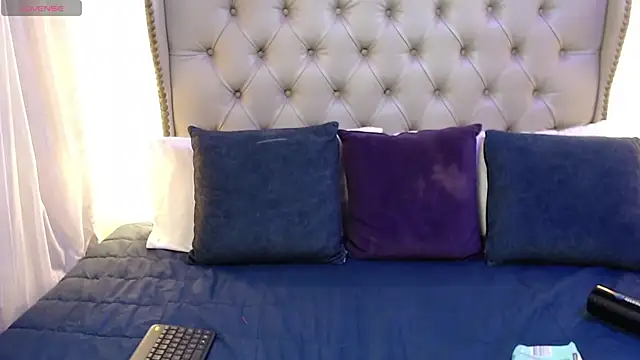 Liiamthompson online show from 06.13.26