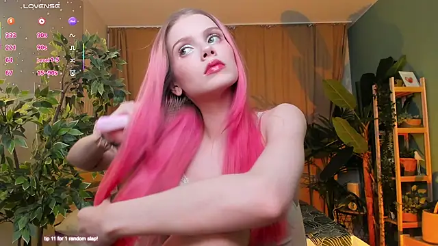 Gretchen Mol online show from 12.16.25