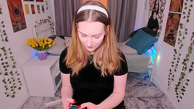 Snapshot of MaryWaddell chatting on 03.16.25 MaryWaddell online show from 03.16.25