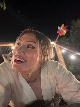 Snapshot of Lally_Valencia__ chatting on 10.29.25 Lally Valencia online show from 10.29.25