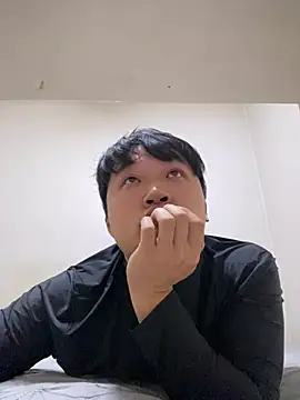 Snapshot of offwhite777 chatting on 02.04.25 offwhite777 online show from 02.04.25