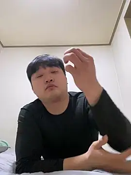 Snapshot of offwhite777 chatting on 02.05.25 offwhite777 online show from 02.05.25