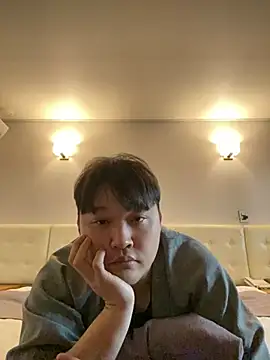 Snapshot of offwhite777 chatting on 02.19.25 offwhite777 online show from 02.19.25