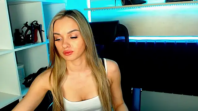 Snapshot of EvaBalmer chatting on 03.04.25 EvaBalmer online show from 03.04.25