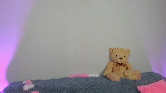 Snapshot of EvaBalmer chatting on 09.20.25 EvaBalmer online show from 09.20.25