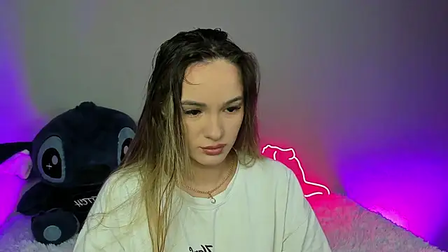 Snapshot of EvaBalmer chatting on 11.25.25 EvaBalmer online show from 11.25.25