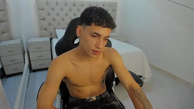 Snapshot of JhoanLeandro chatting on 12.20.25 JhoanLeandro online show from 12.20.25