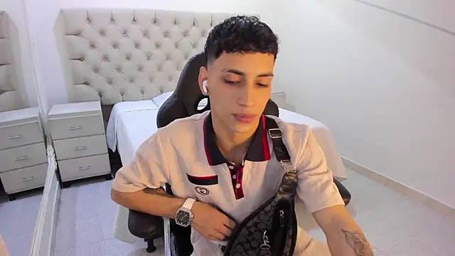 Snapshot of JhoanLeandro chatting on 01.10.26 JhoanLeandro online show from 01.10.26