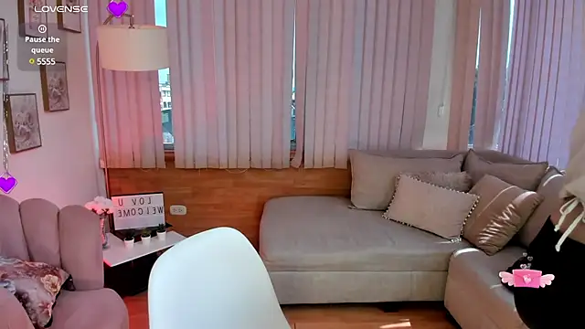 Daphne chers online show from 02.15.25