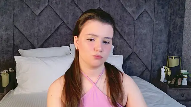 Snapshot of Pauline_Heaven chatting on 12.16.25 Pauline Heaven online show from 12.16.25