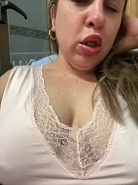 Snapshot of laarti chatting on 06.24.26 laarti online show from 06.24.26