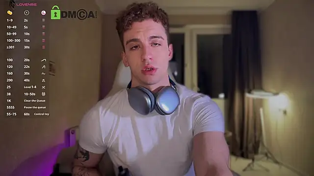 Snapshot of VincentSmith02 chatting on 10.11.25 VincentSmith02 online show from 10.11.25