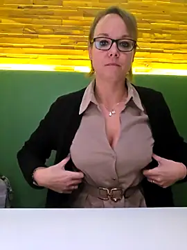 Snapshot of Fuxy-love69 chatting on 12.05.25 Fuxy-love69 online show from 12.05.25