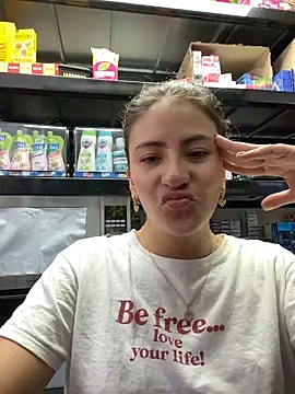Snapshot of Andrea18_blonde chatting on 05.17.26 Andrea18 blonde online show from 05.17.26