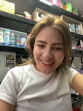 Snapshot of Andrea18_blonde chatting on 06.05.26 Andrea18 blonde online show from 06.05.26