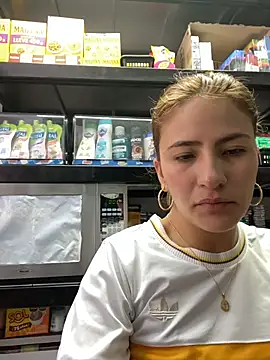Snapshot of Andrea18_blonde chatting on 06.17.26 Andrea18 blonde online show from 06.17.26