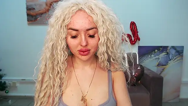 Snapshot of MissisCaty chatting on 02.06.25 MissisCaty online show from 02.06.25