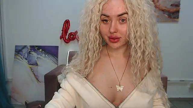 Snapshot of MissisCaty chatting on 02.08.25 MissisCaty online show from 02.08.25