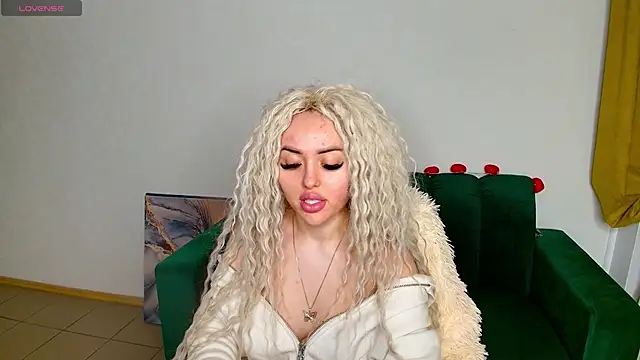 Snapshot of MissisCaty chatting on 02.11.25 MissisCaty online show from 02.11.25