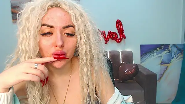 Snapshot of MissisCaty chatting on 02.13.25 MissisCaty online show from 02.13.25