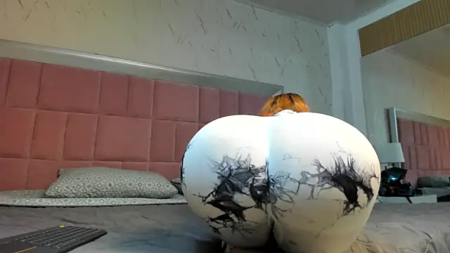 Snapshot of AzunaStar chatting on 03.22.25 AzunaStar online show from 03.22.25