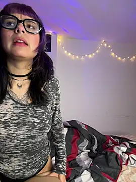 Snapshot of mavimist__ chatting on 03.13.26 mavimist online show from 03.13.26