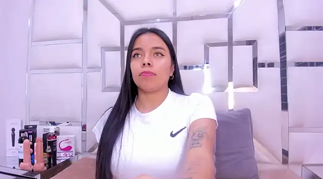 Snapshot of ZoeWan69 chatting on 02.15.25 ZoeWan69 online show from 02.15.25