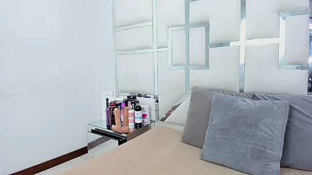 Snapshot of ZoeWan69 chatting on 02.24.25 ZoeWan69 online show from 02.24.25