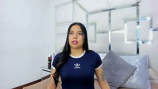 Snapshot of ZoeWan69 chatting on 03.19.25 ZoeWan69 online show from 03.19.25