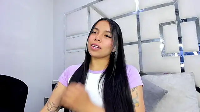 Snapshot of ZoeWan69 chatting on 10.27.25 ZoeWan69 online show from 10.27.25