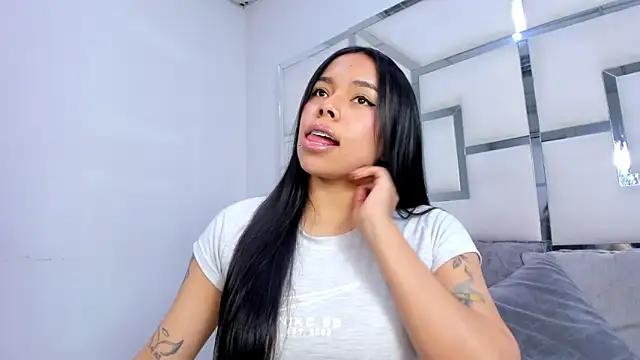 Snapshot of ZoeWan69 chatting on 11.28.25 ZoeWan69 online show from 11.28.25