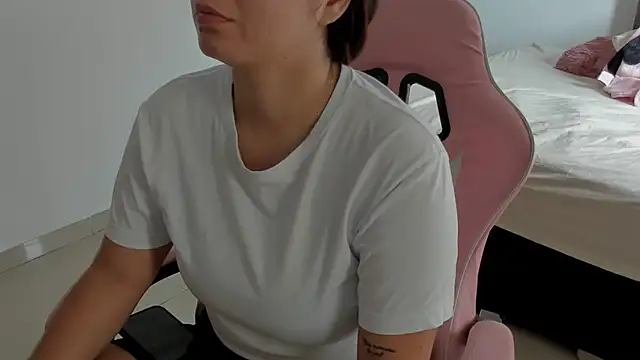 Snapshot of Anniferreira2 chatting on 10.23.25 Anniferreira2 online show from 10.23.25