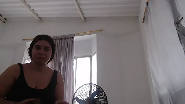 Snapshot of Anniferreira2 chatting on 10.25.25 Anniferreira2 online show from 10.25.25