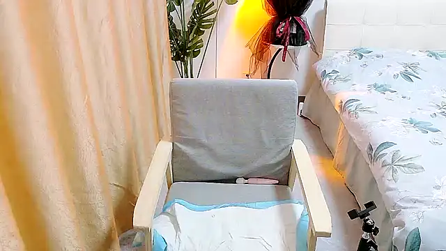 YIYI955 online show from 02.22.25