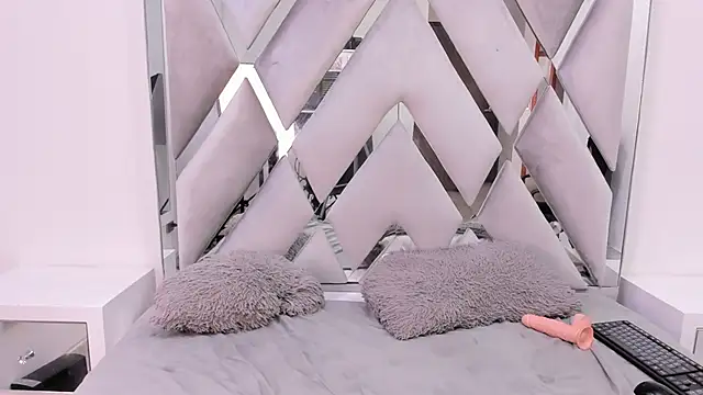 Snapshot of Your_Lady_Milf chatting on 03.08.25 Your Lady Milf online show from 03.08.25