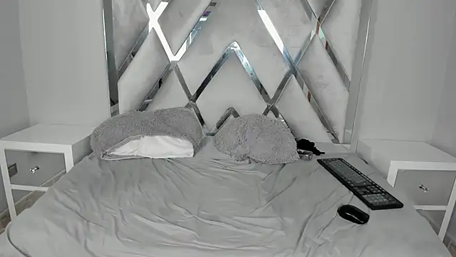 Snapshot of Your_Lady_Milf chatting on 03.19.25 Your Lady Milf online show from 03.19.25