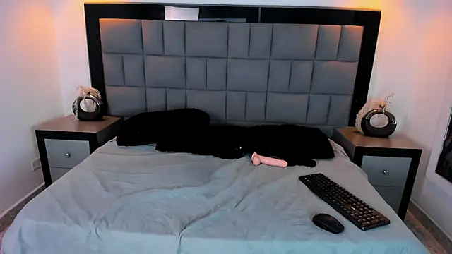 Snapshot of Your_Lady_Milf chatting on 03.20.25 Your Lady Milf online show from 03.20.25