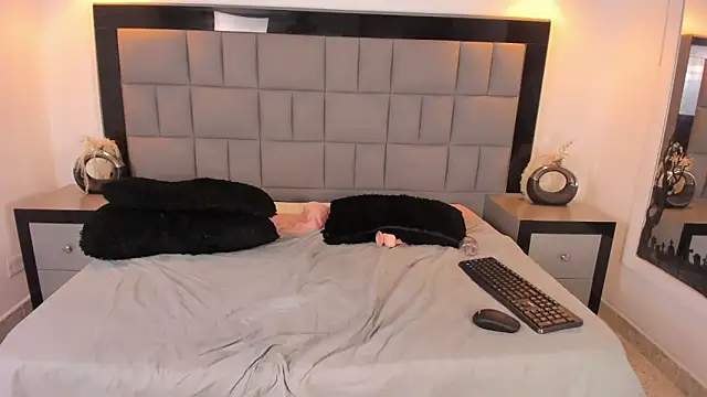 Snapshot of Your_Lady_Milf chatting on 03.22.25 Your Lady Milf online show from 03.22.25