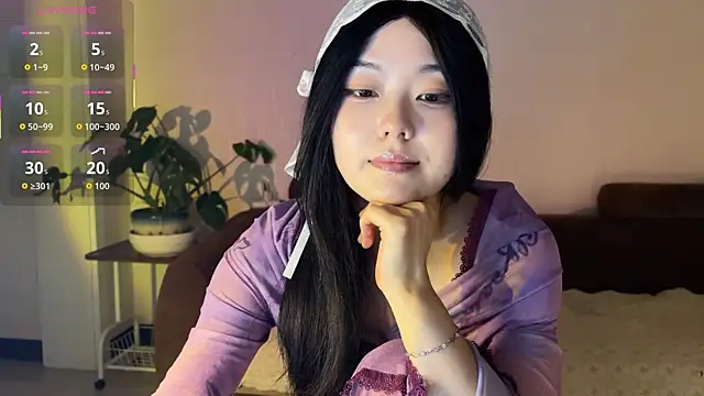 nanaliu6 online show from 10.13.25